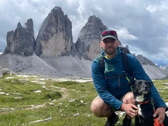 Jan in den Bergen mit Hund